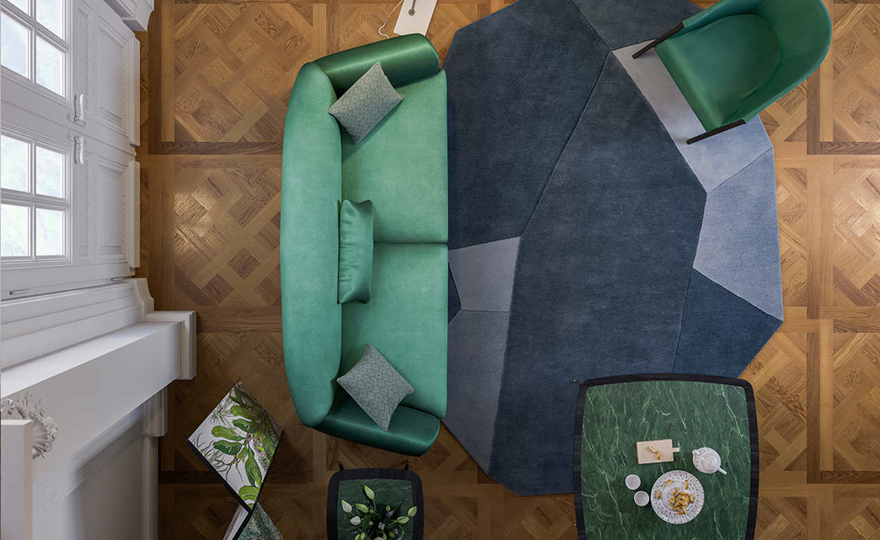 vintage stile uygun olarak tasarlanmış yeşil loda koltuk, yeşil sehpalar ve aksesuarlardan oluşan bir salon dekorasyonu