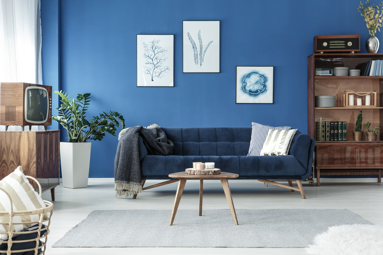 mavi renklerin hakim olduğu vintage tarzda döşenmiş oturma odası